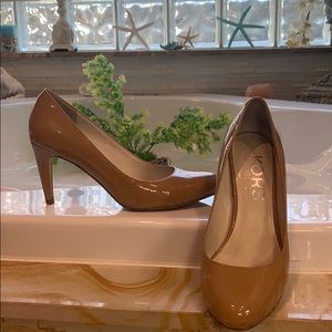 Michael Kors beige patten pumps